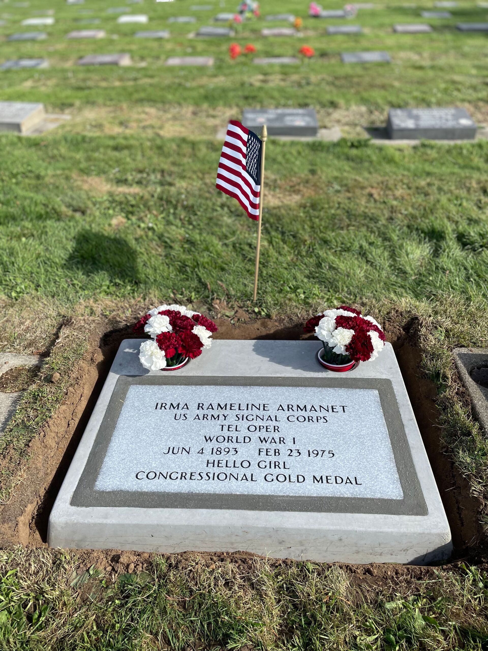 IMG_1473 Military headstone with US flag